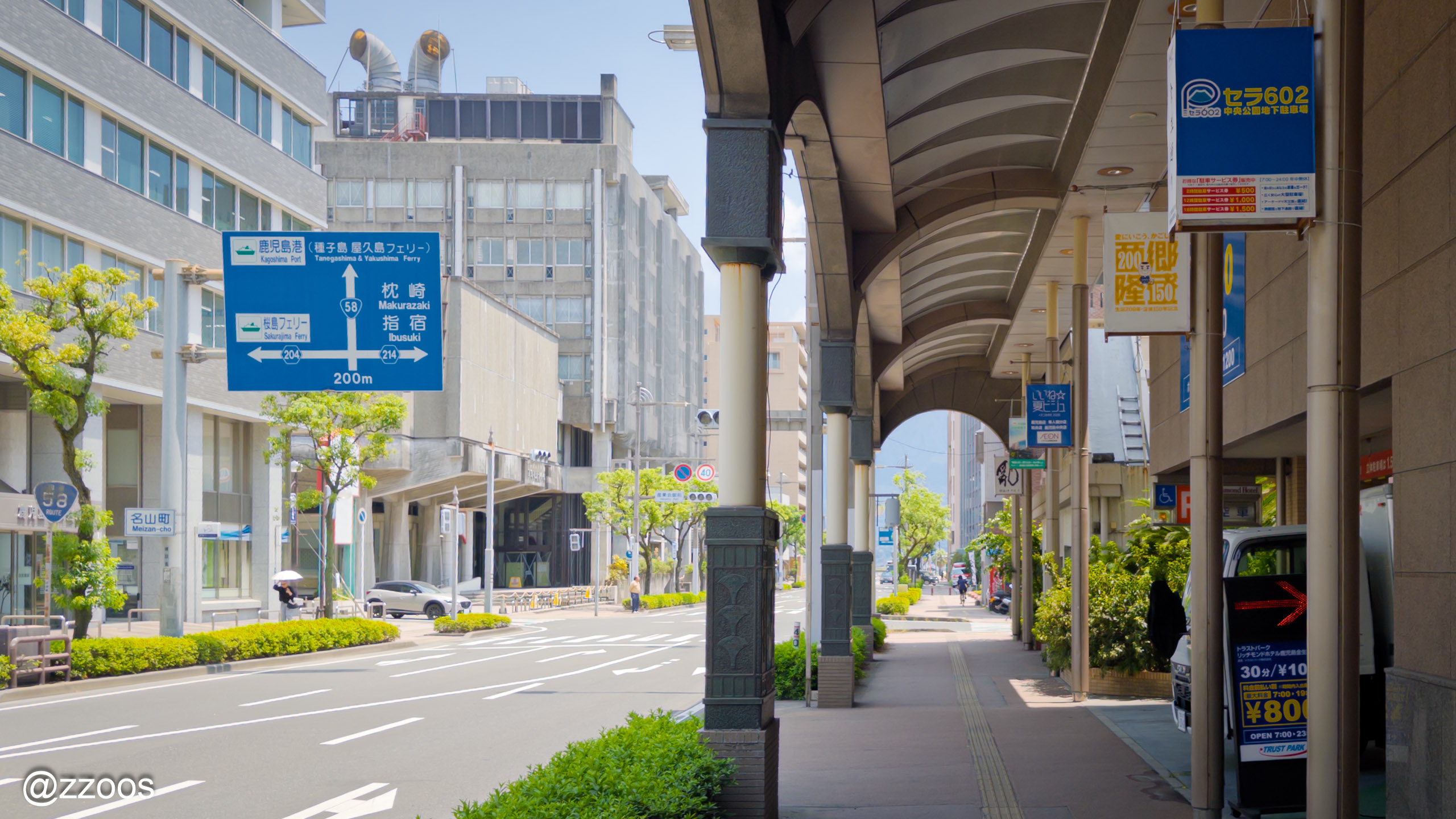屋根に覆われた鹿児島中心街の歩道