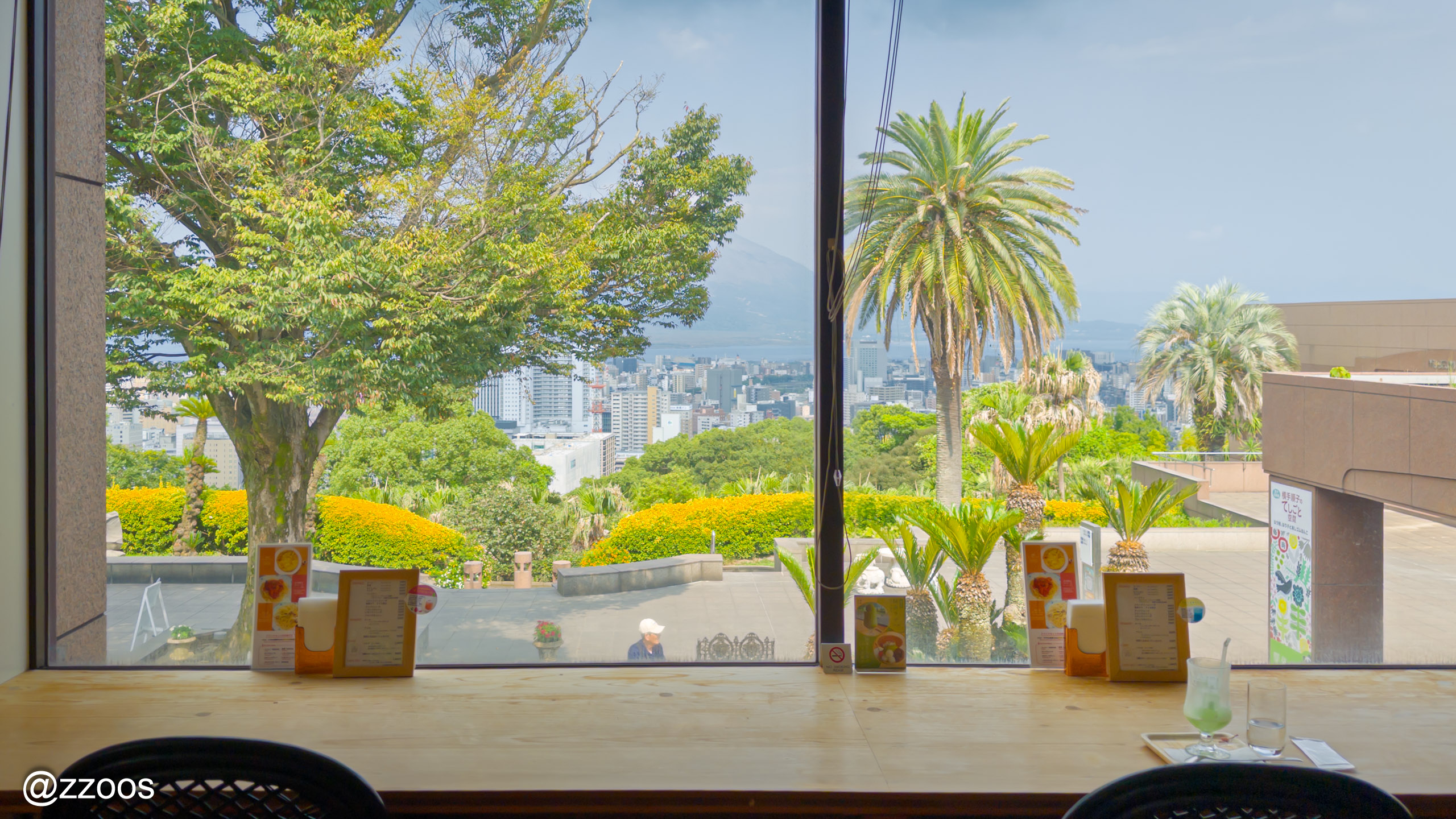 桜島が見える大きな窓のある長島美術館2階のカフェ