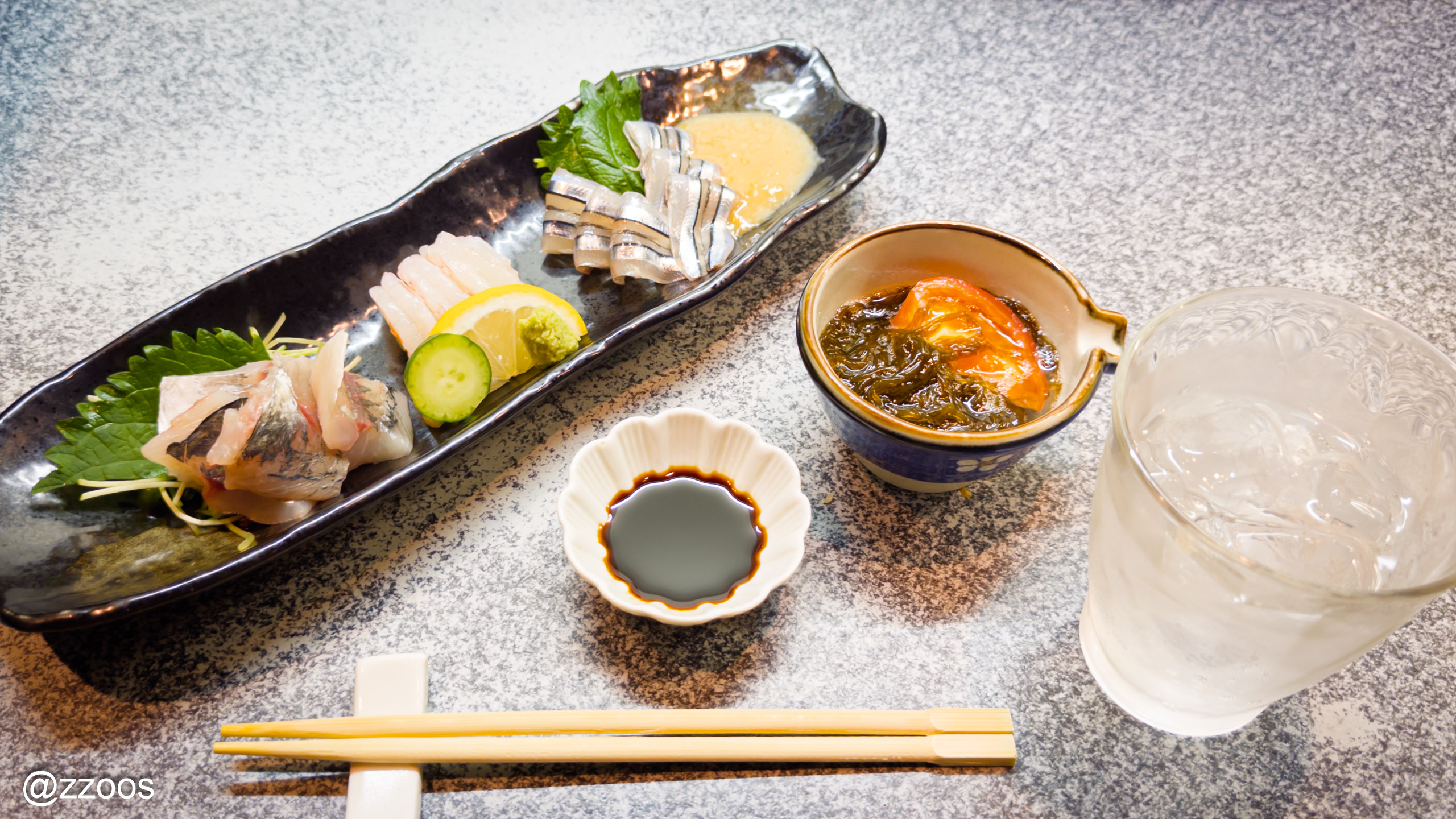 Three-kind sashimi platter and mozuku-su served as otoshi at Kaniya