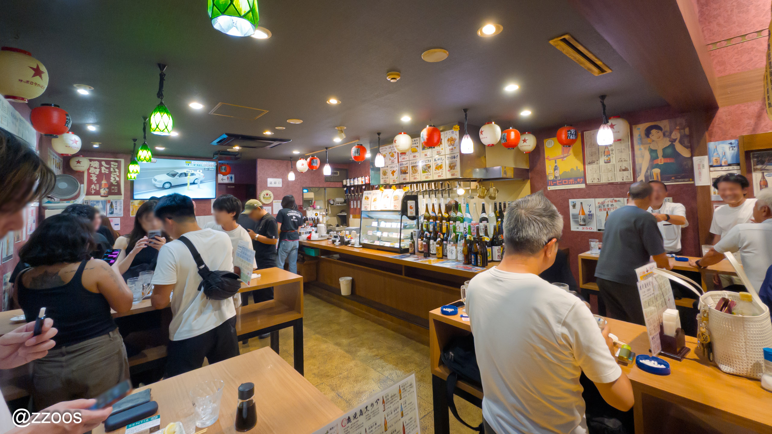 立ち飲み屋 キリツの広い店内と立ち飲みテーブル