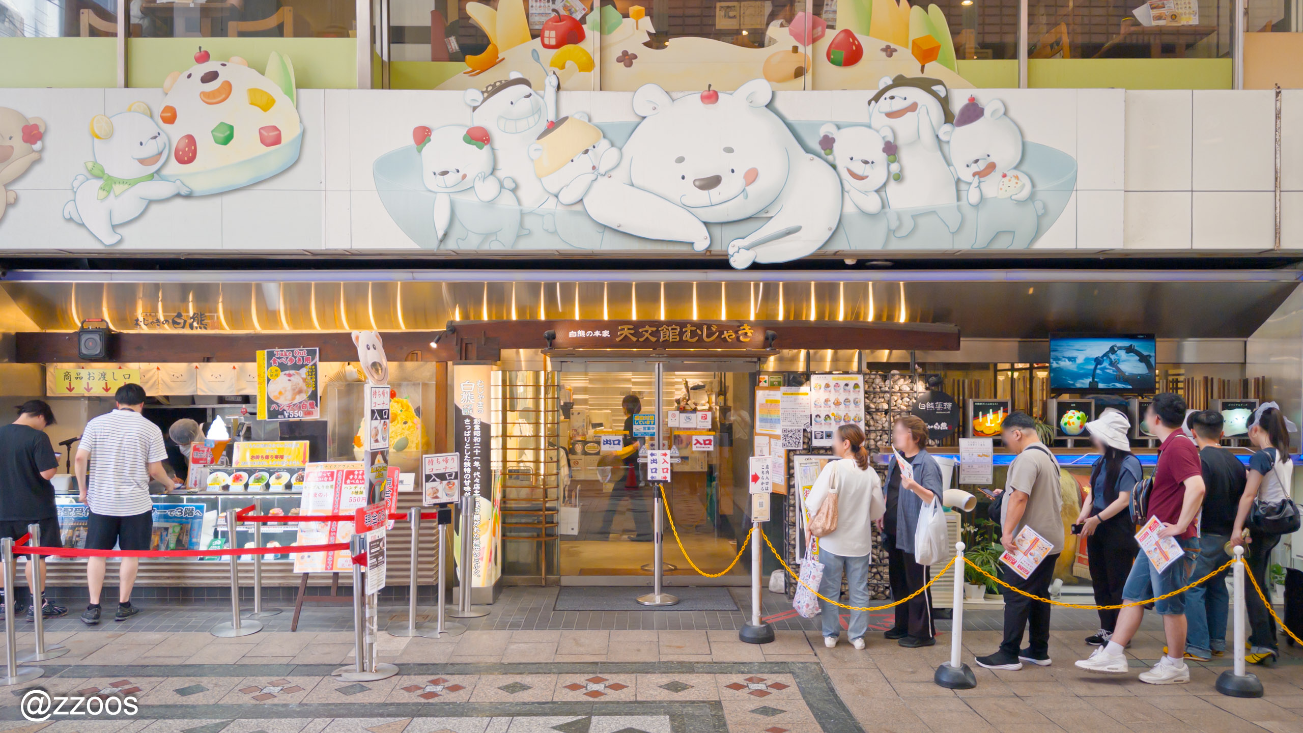 鹿児島・天文館のアーケードにある、むじゃき本店の前に並ぶ人たち