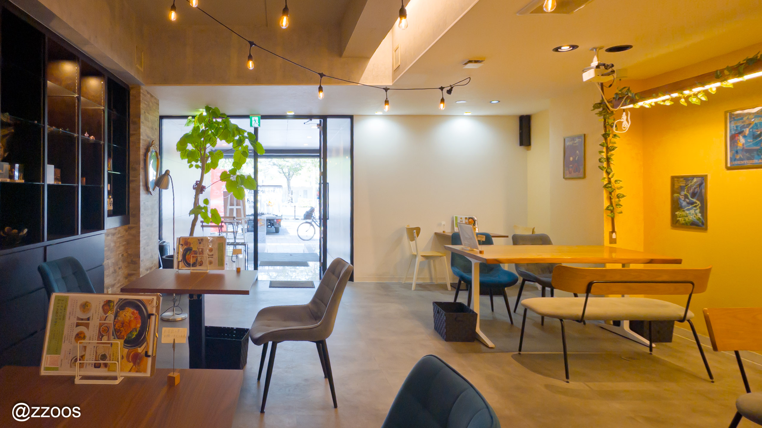 カフェ シャモニーのすっきりした店内