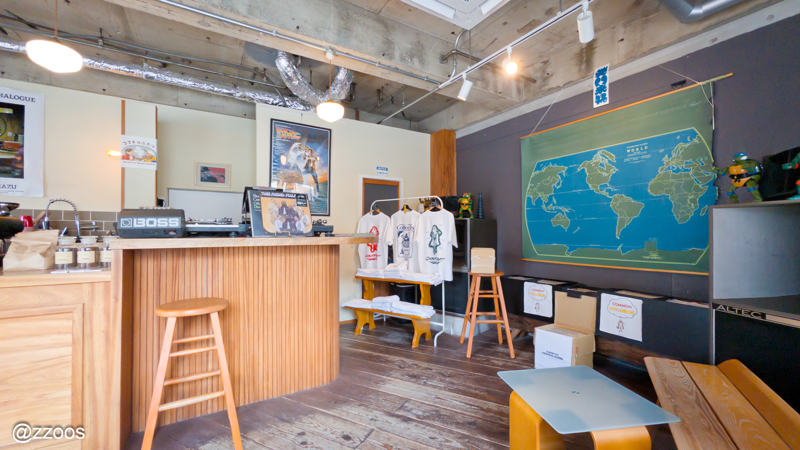 小物のようなイスとテーブルが置かれたCOMMON COFFEE COUNTERの店内