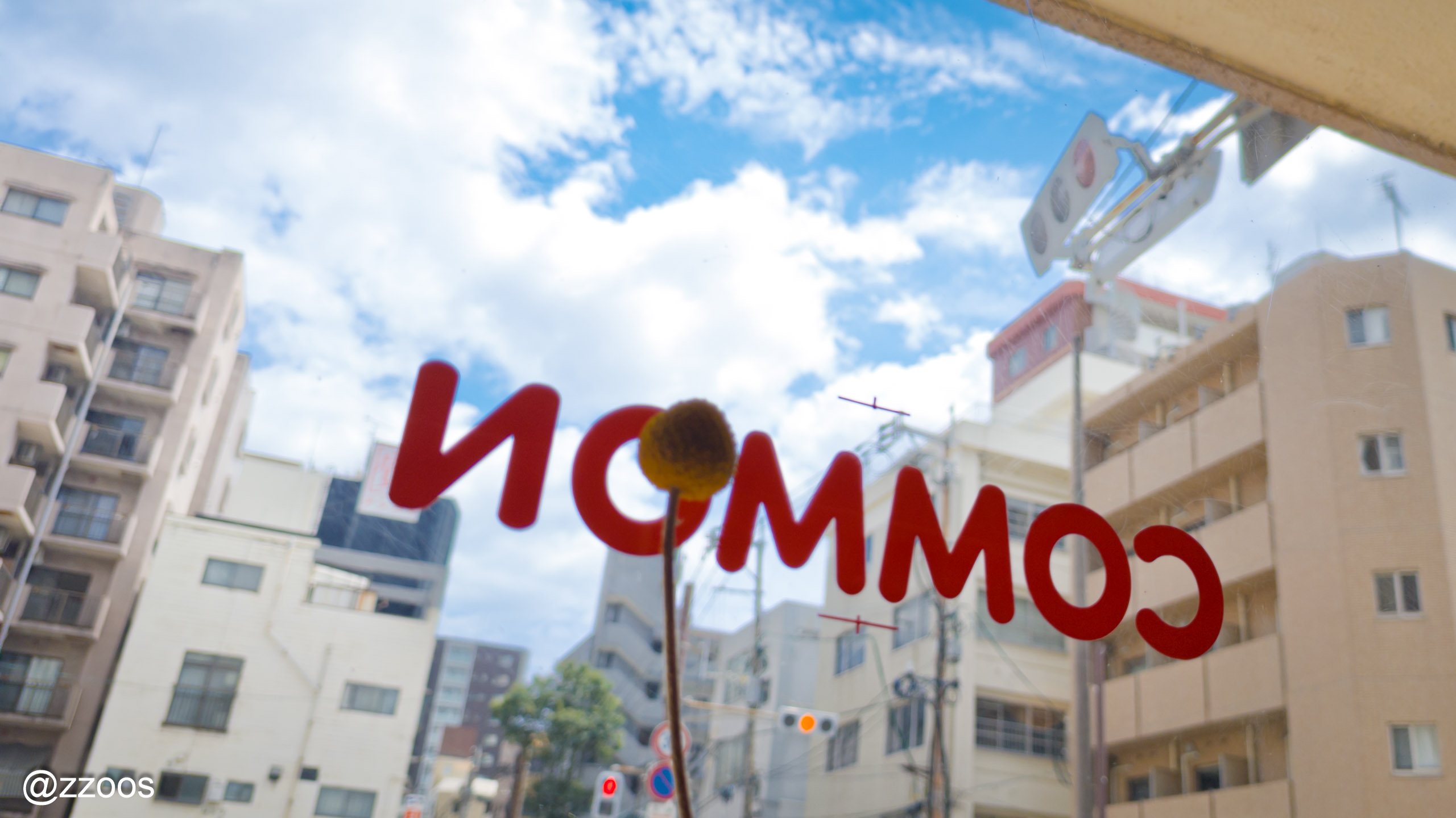 COMMON COFFEE COUNTERの窓から見える青空