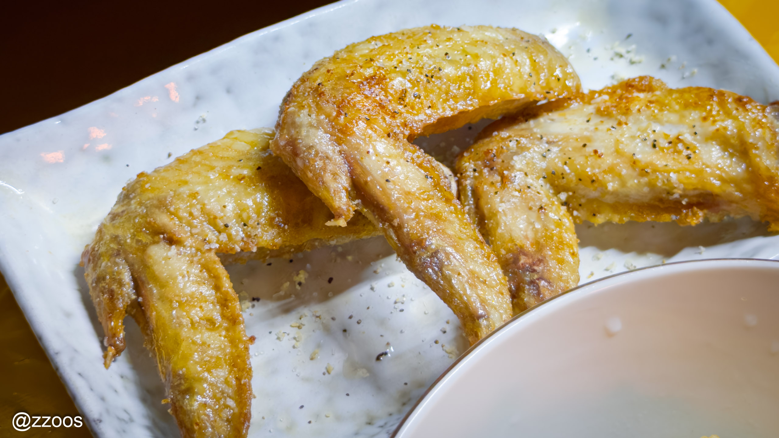 Three pieces of tebasaki seasoned with salt and pepper